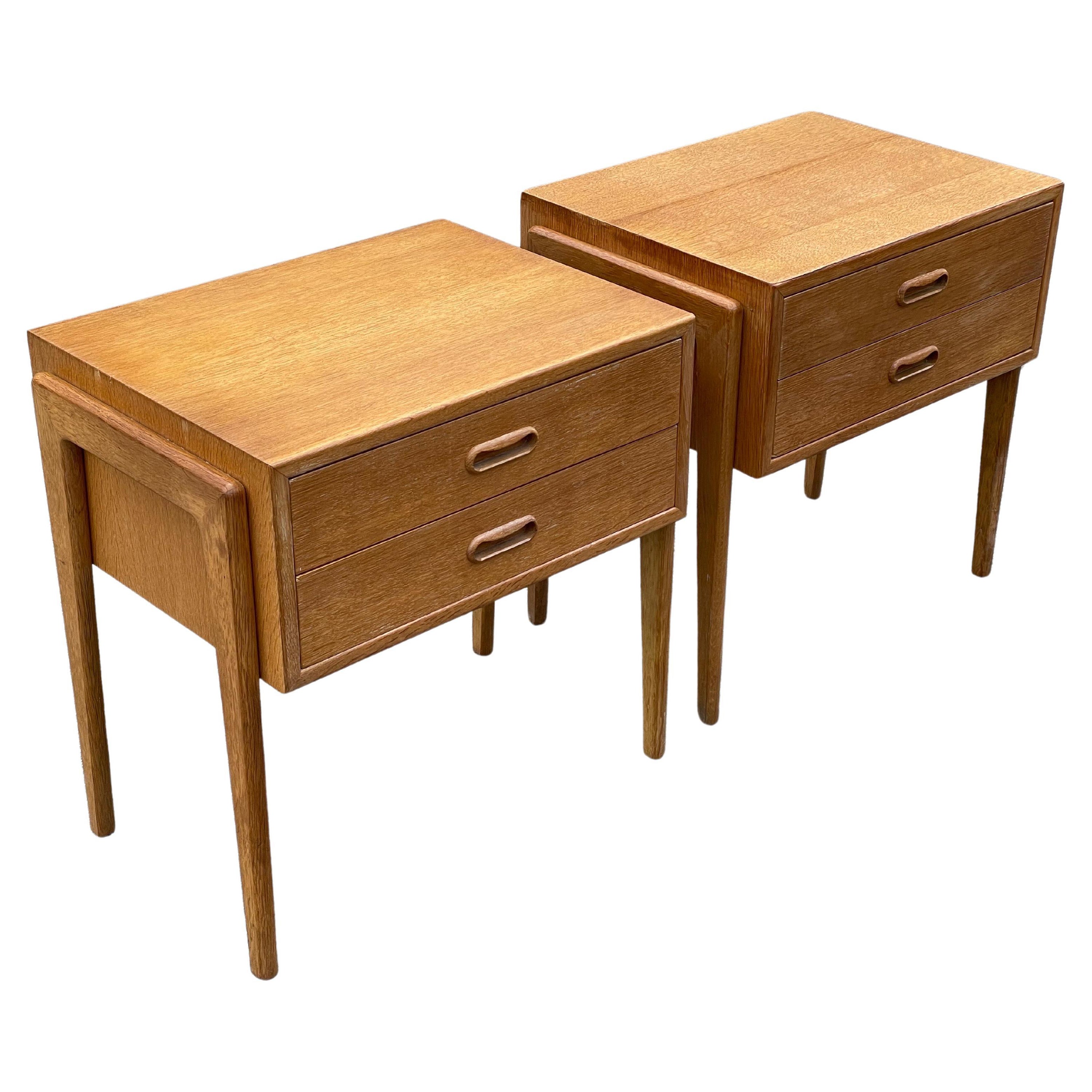 A pair of Danish Mid century modern oak night stands from the 1960´s For Sale