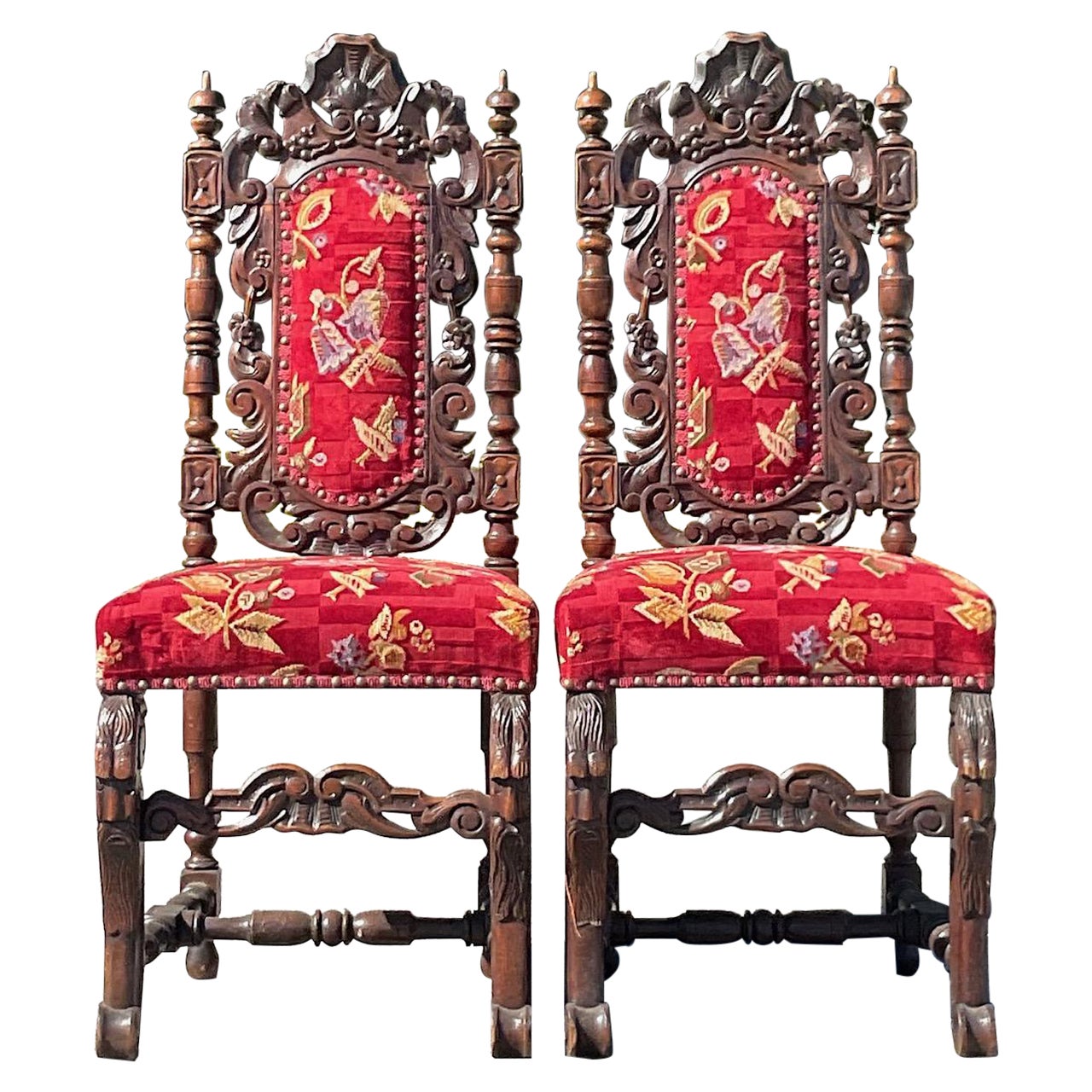 Paire de chaises de salle à manger vintage en bois sculpté gothique en vente