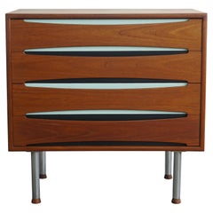 Skandinavische Mid-Century-Modern-Schranktruhe aus Teakholz in der Art von Arne Vodder