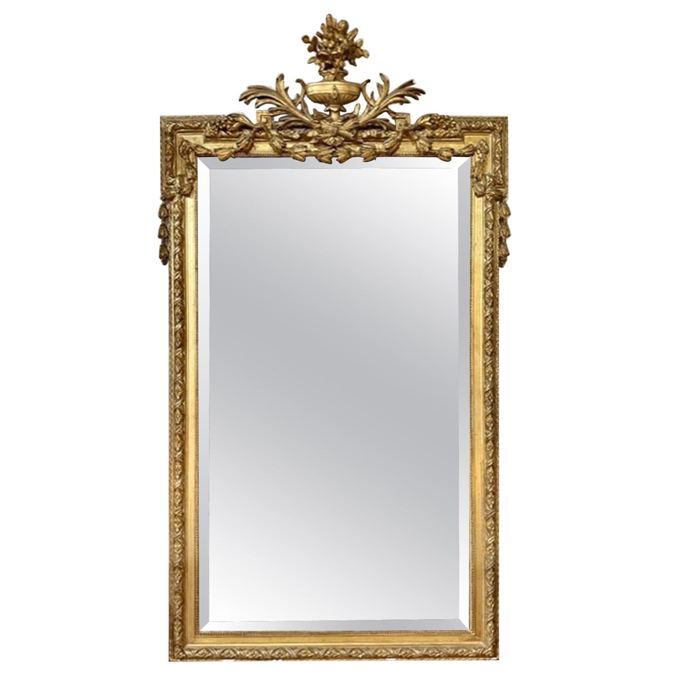 Miroir français Louis XVI en bois doré en vente