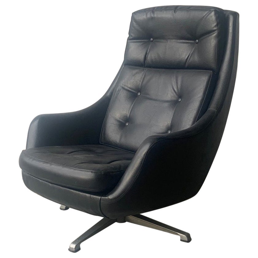 Mid century modern Danish lounge chair by Kanari For Sale