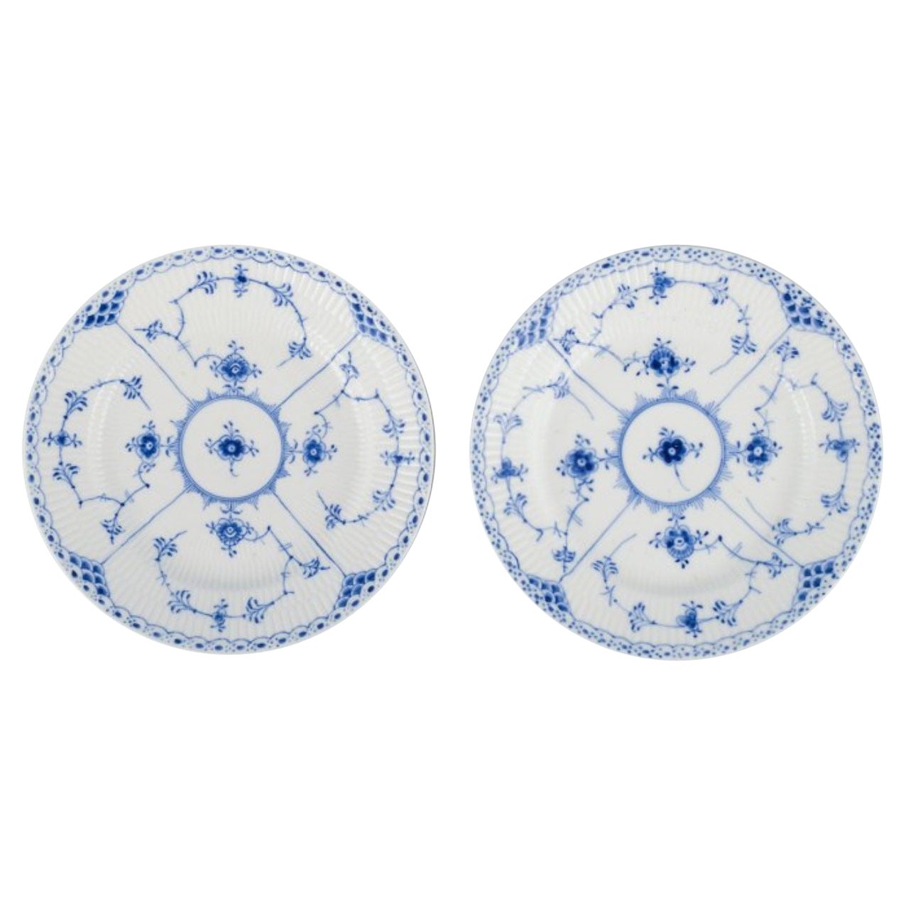 Royal Copenhagen, demi-cuir bleu cannelé, deux assiettes en porcelaine en vente