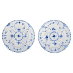 Royal Copenhagen, demi-cuir bleu cannelé, deux assiettes en porcelaine