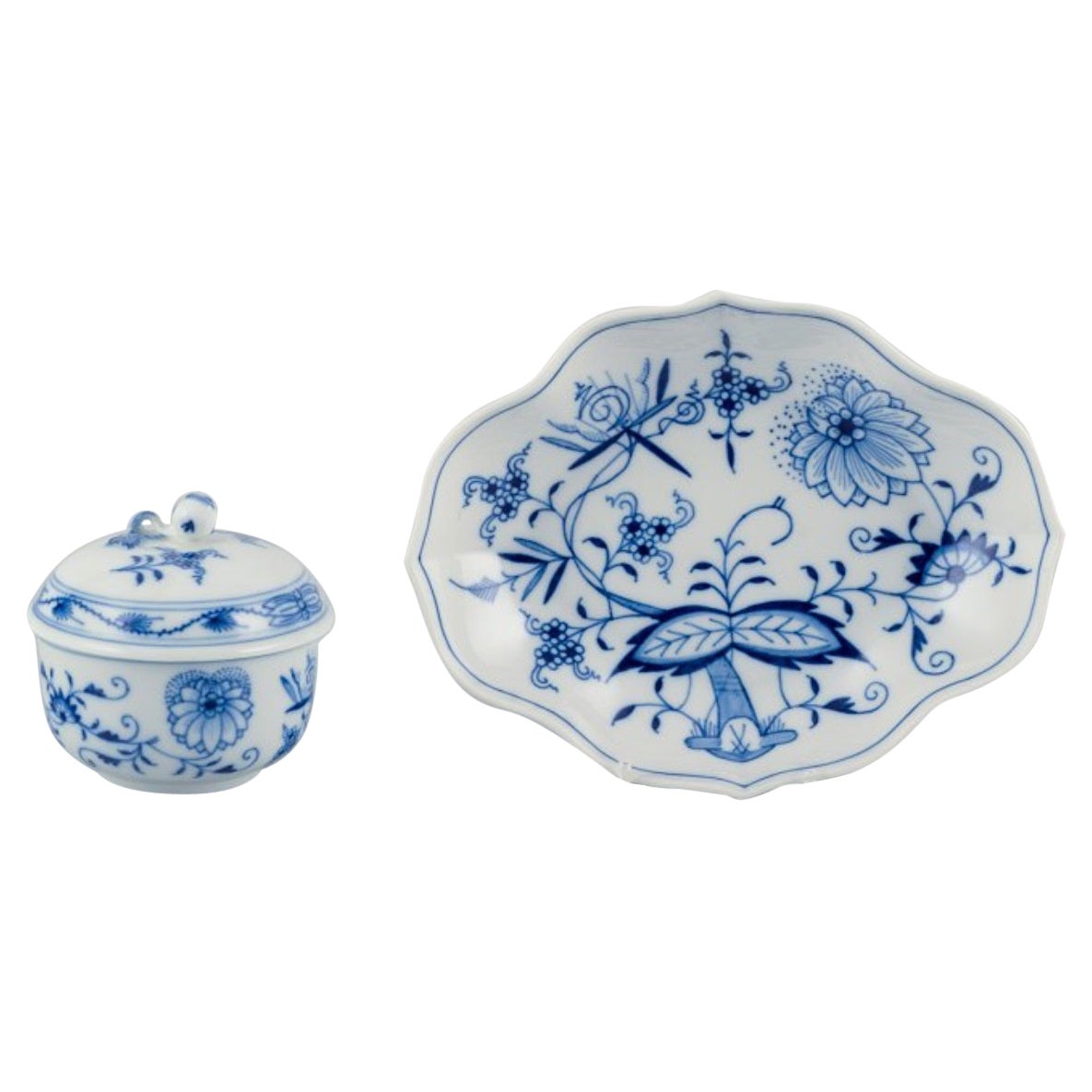 Meissen, Germany, Blue Onion pattern sugar bowl and bowl. MId-20th C. For Sale
