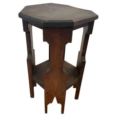 Vieille table d'appoint décorative de conception primitive en bois avec forme octogonale 