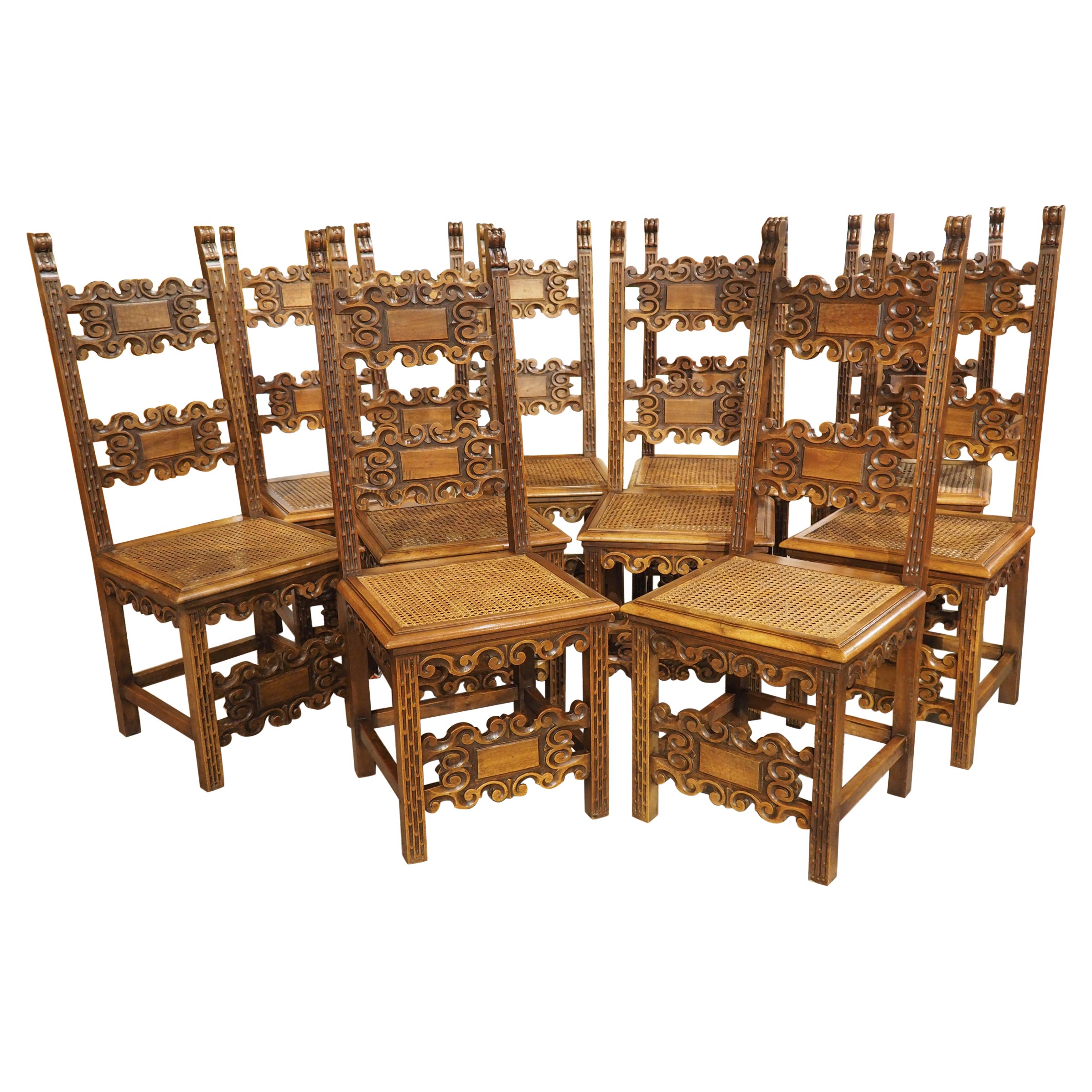 Ensemble de 10 chaises de salle à manger italiennes anciennes en noyer sculpté et cannage, vers 1880