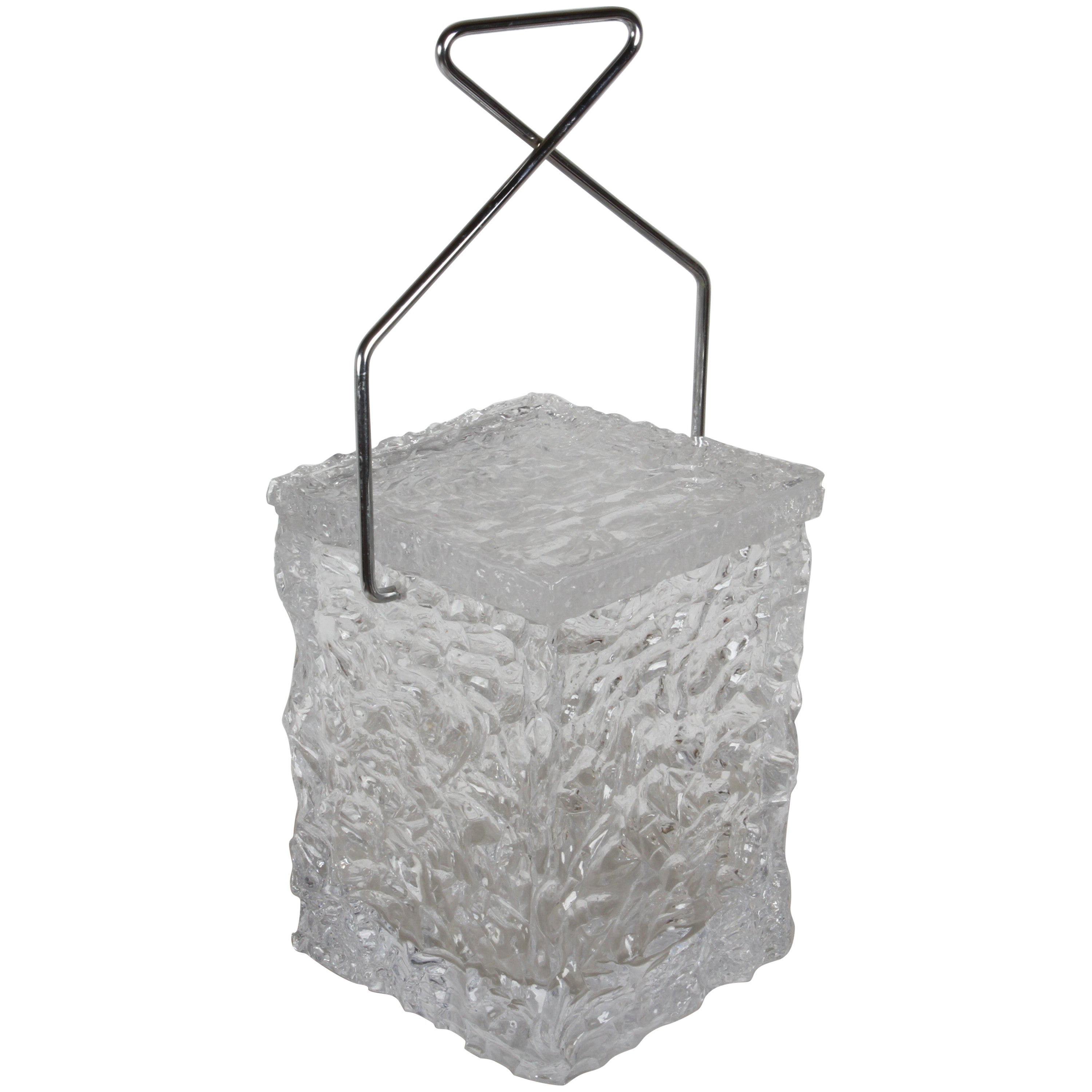 Seau à glace en Lucite des années 1970 en forme de bloc de glace ciselé avec pinces chromées
