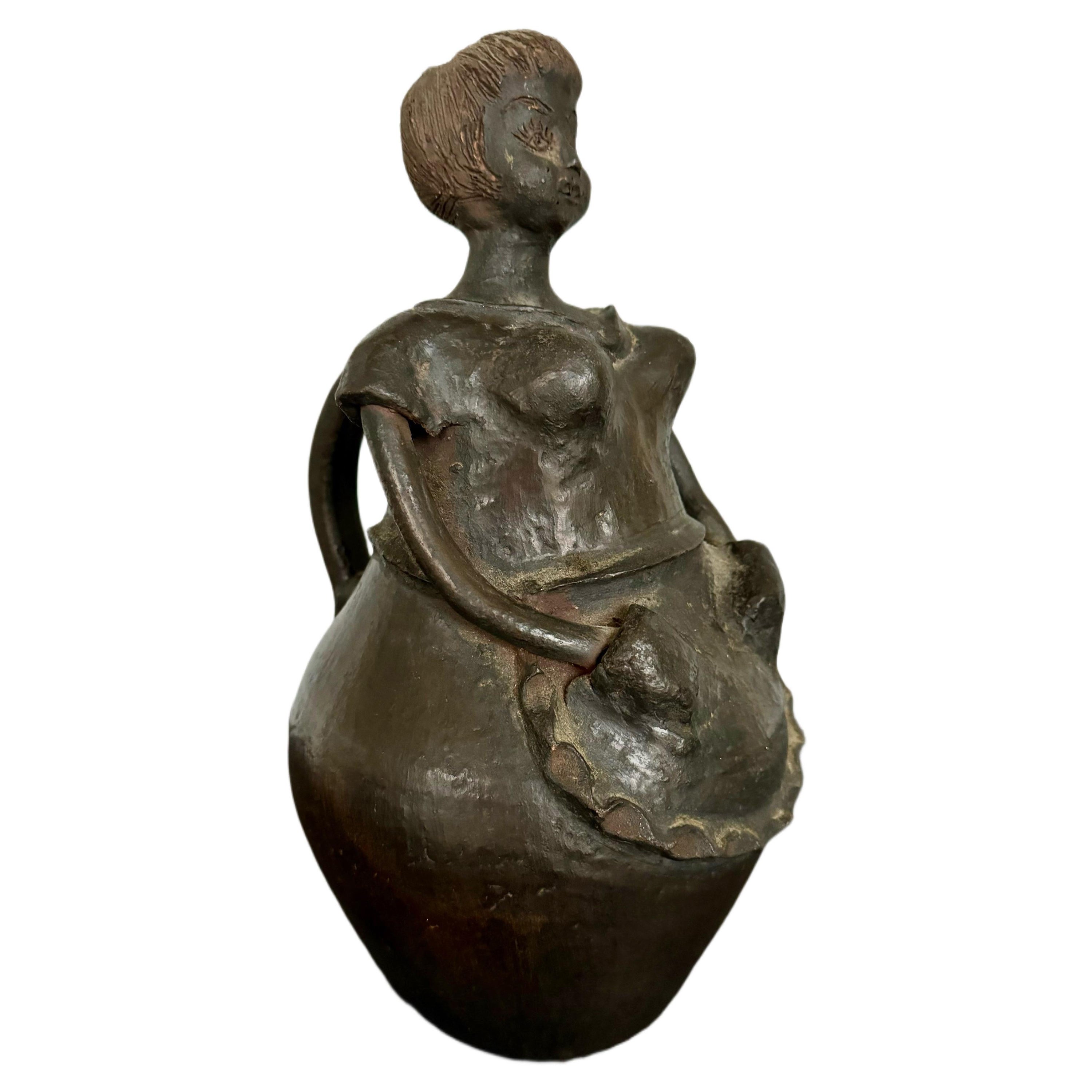 Pichet en poterie Hand Made du milieu du siècle Forme féminine en vente