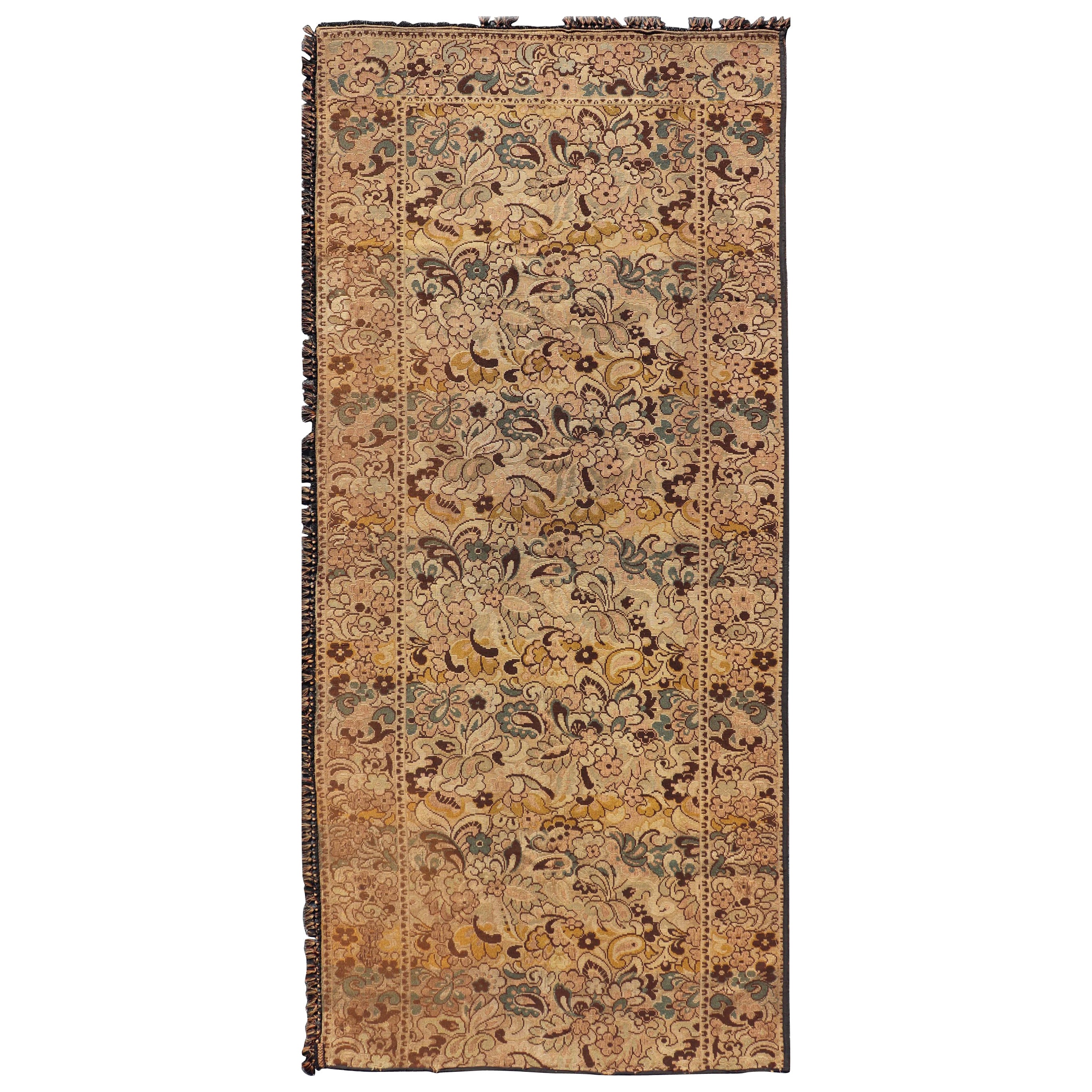 Tapisserie européenne ancienne avec motifs floraux et vignes 4'0" x 9'5" en vente