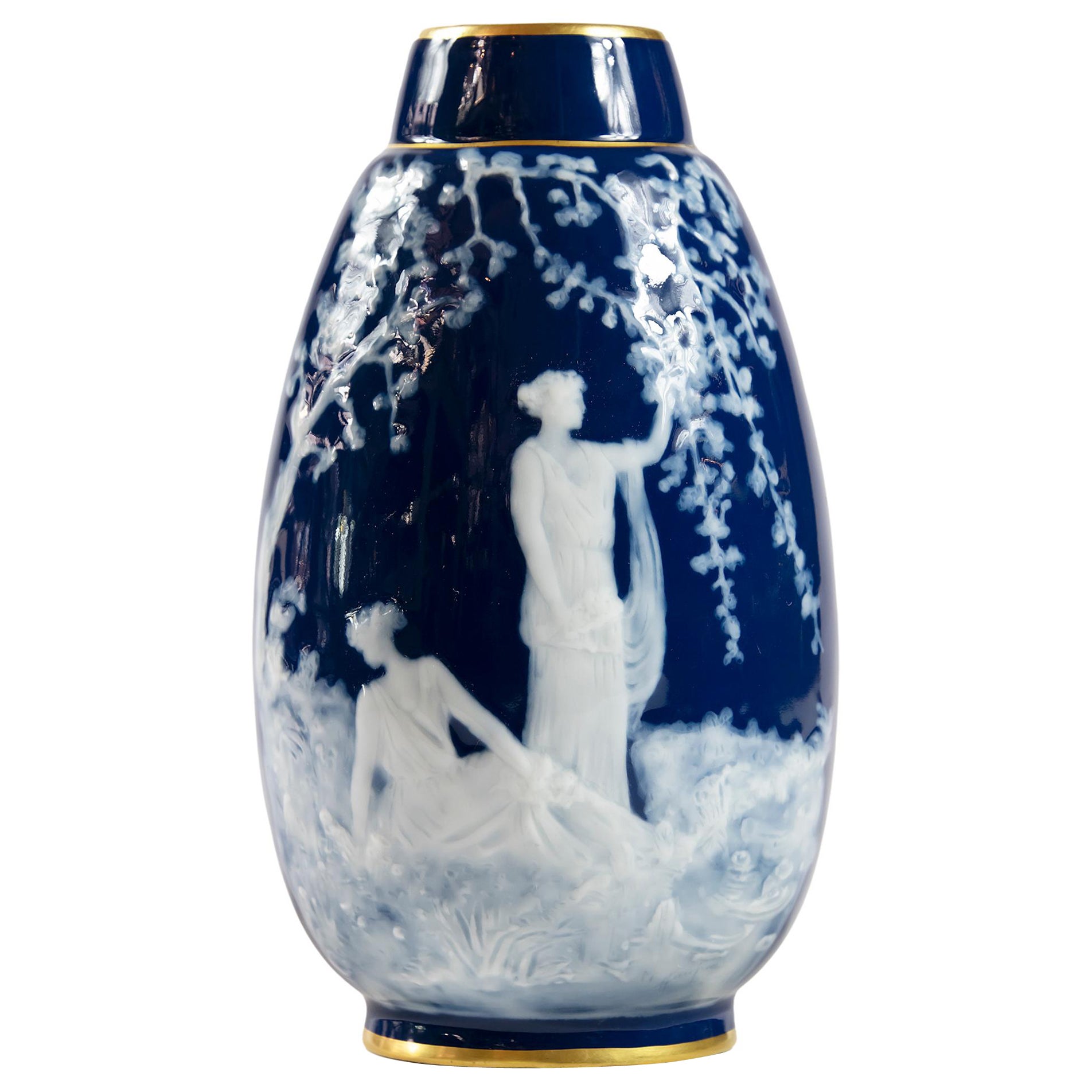 Vase français Pate-Sur-Pate en porcelaine de Limoges bleu cobalt en vente