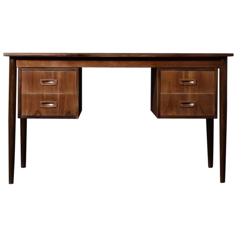 Vintage Mid-Century Classic Scandinavian Modern Bureau en bois de teck avec tiroirs en vente