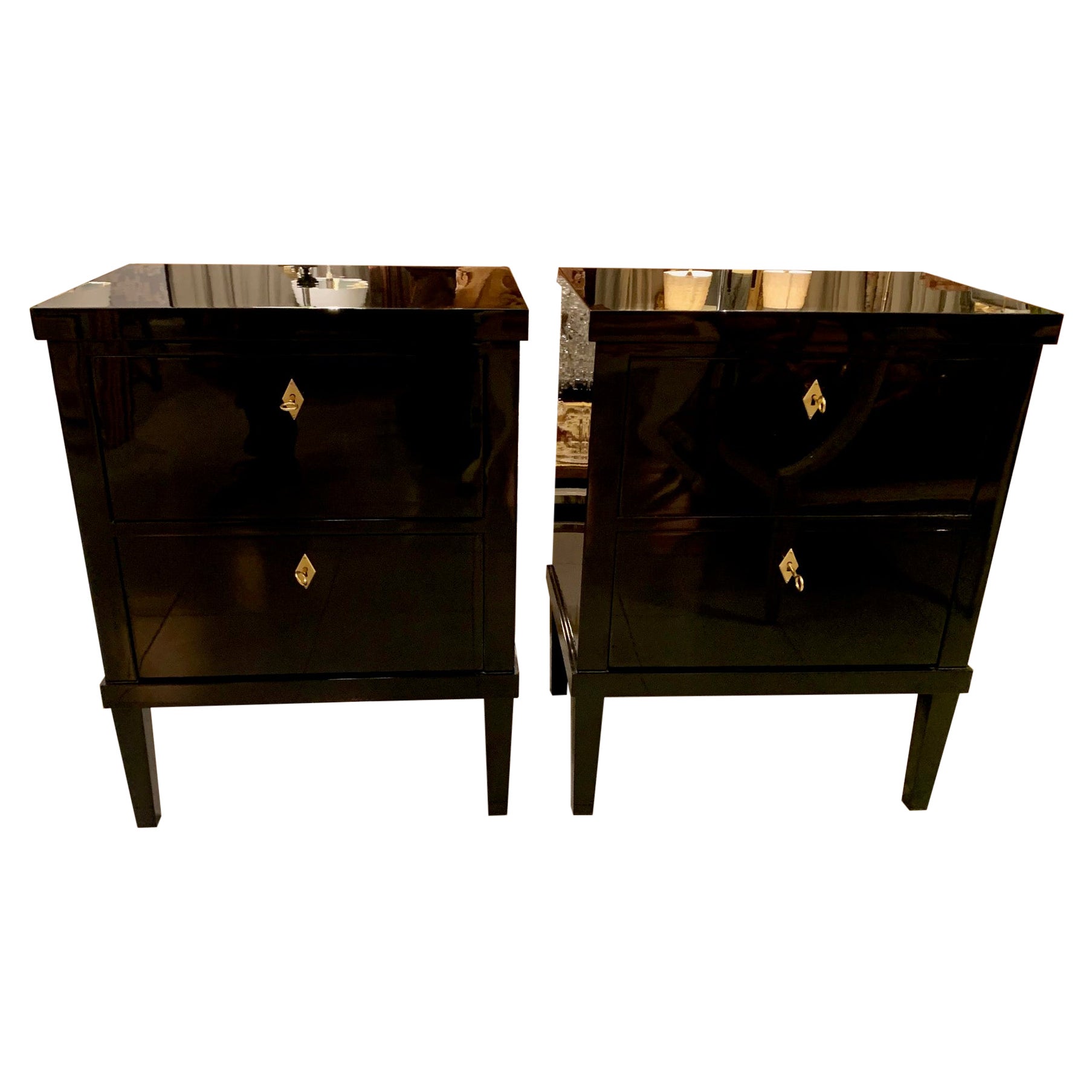 Pareja de cómodas o mesillas de noche pequeñas del siglo XXI lacadas en negro estilo Biedermeier