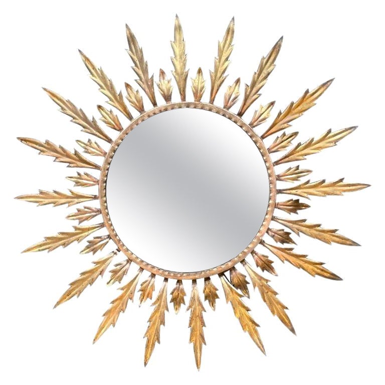Un grand miroir italien des années 1950 en métal doré avec des rayons de soleil