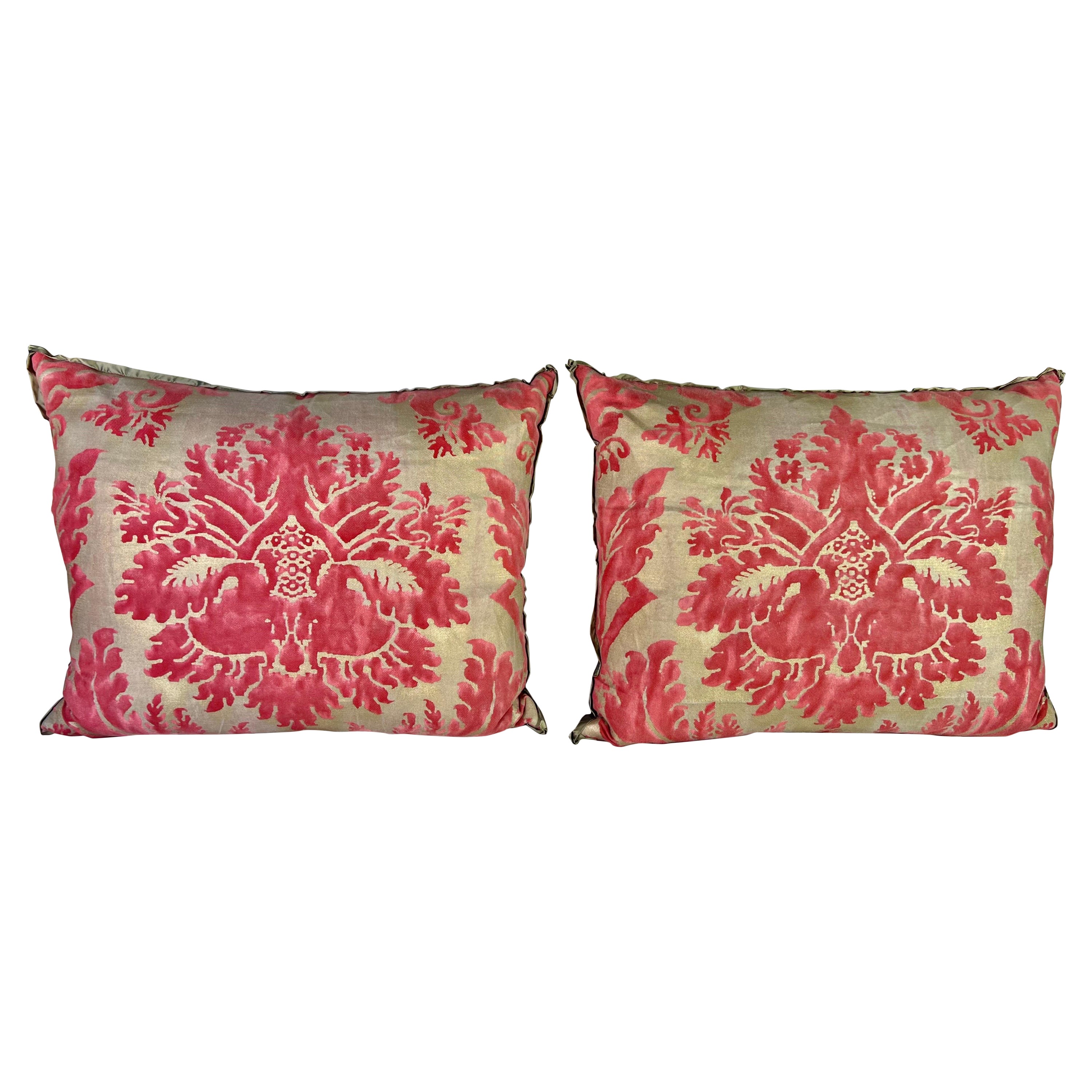 Paar rosa & goldene Fortuny-Textilkissen im Angebot