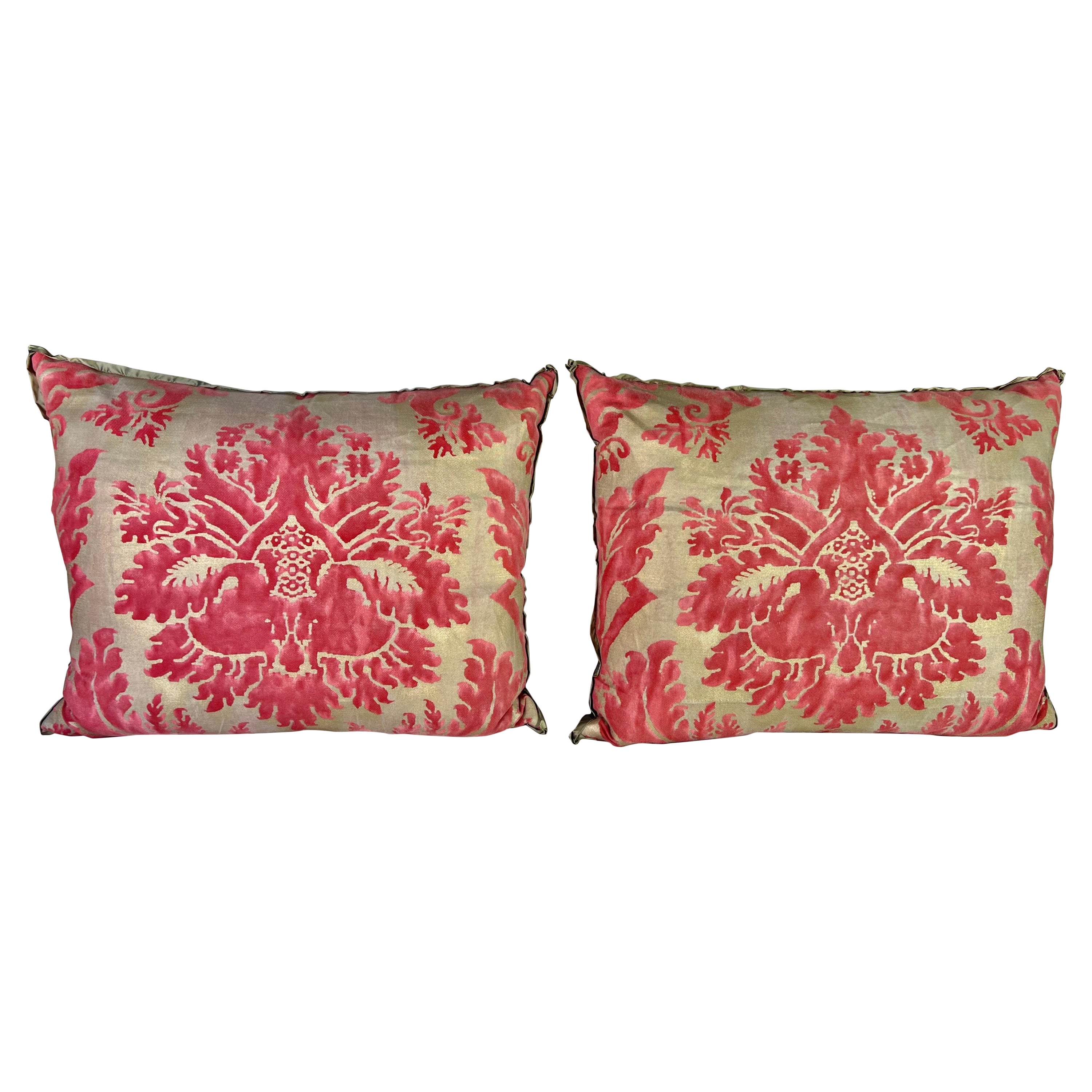 Paire de coussins en textile Fortuny rose et or