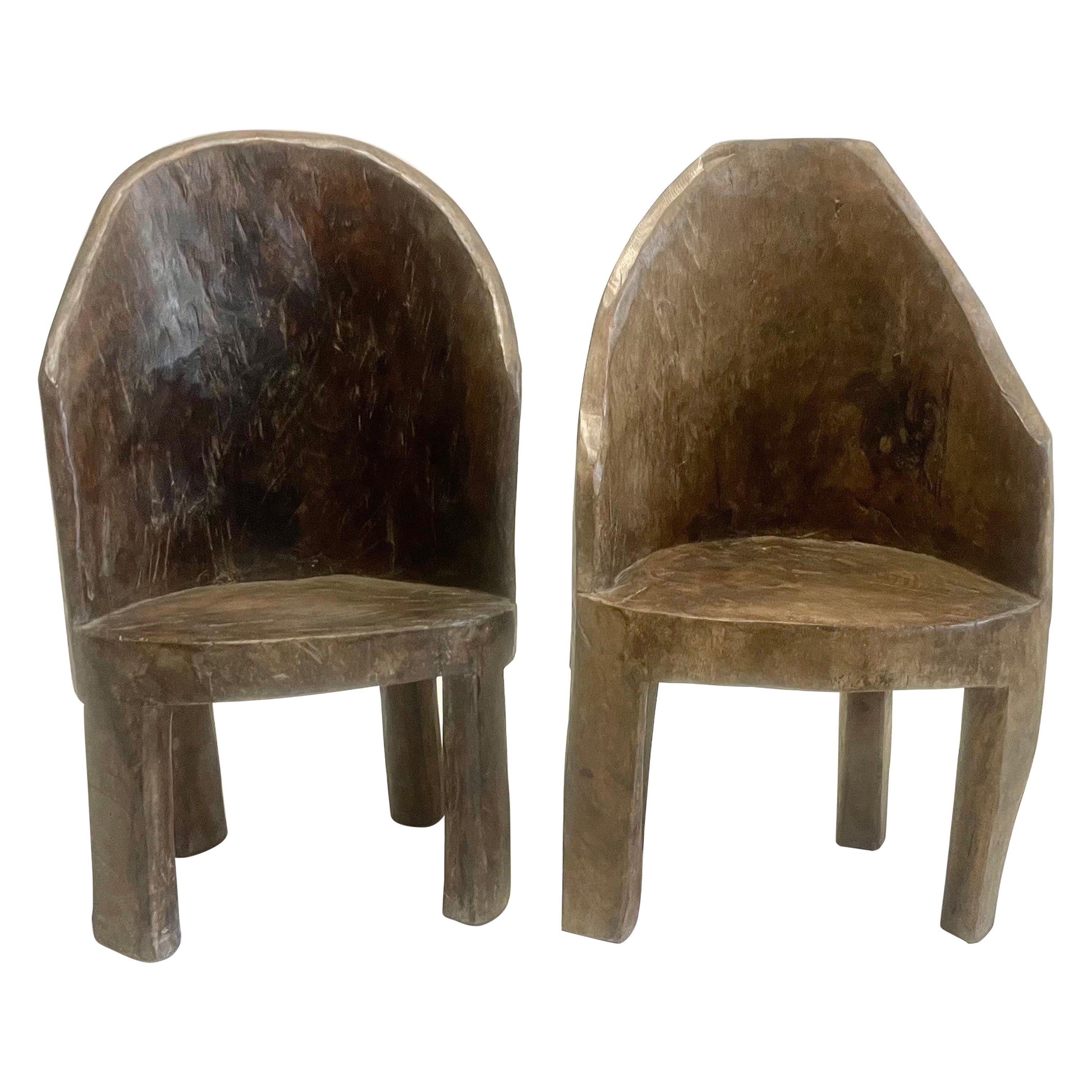 Paire de chaises anciennes en bois sculpté de taille enfant  en vente