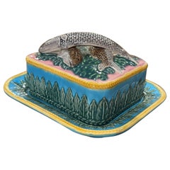 Englische handbemalte Barbotine-Majolika-Schachtel und Teller aus Sardine aus der Mitte des Jahrhunderts
