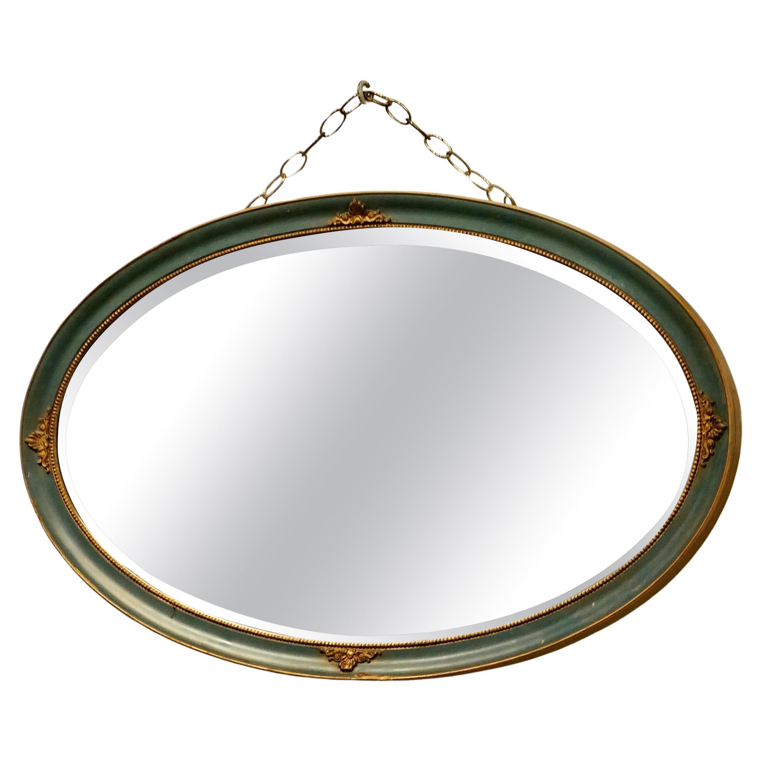 Ovaler vergoldeter und bemalter Wandspiegel  Dieser Spiegel hat einen geformten ovalen Rahmen  