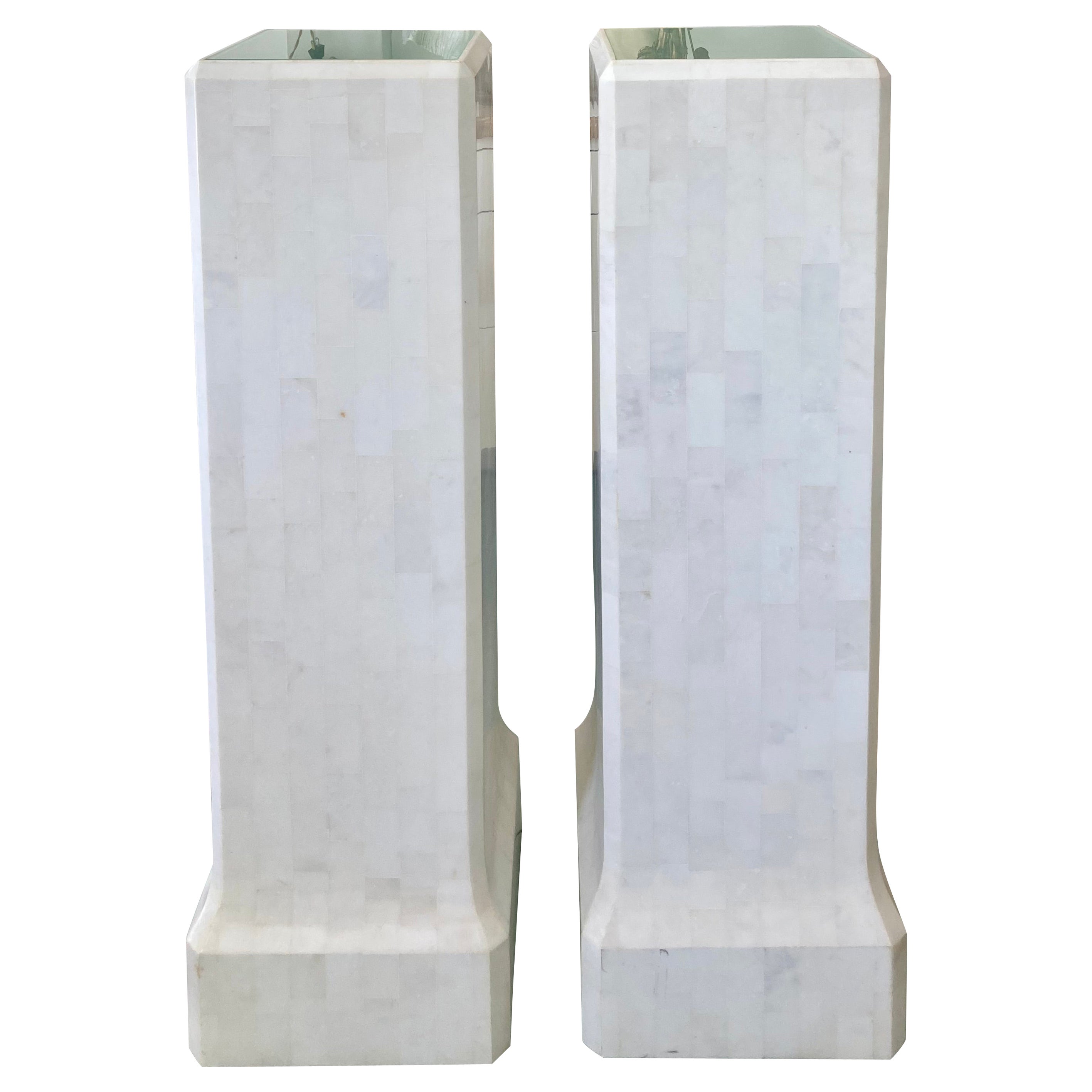 Paire de piédestaux en marbre blanc tessellés avec surfaces éclairées