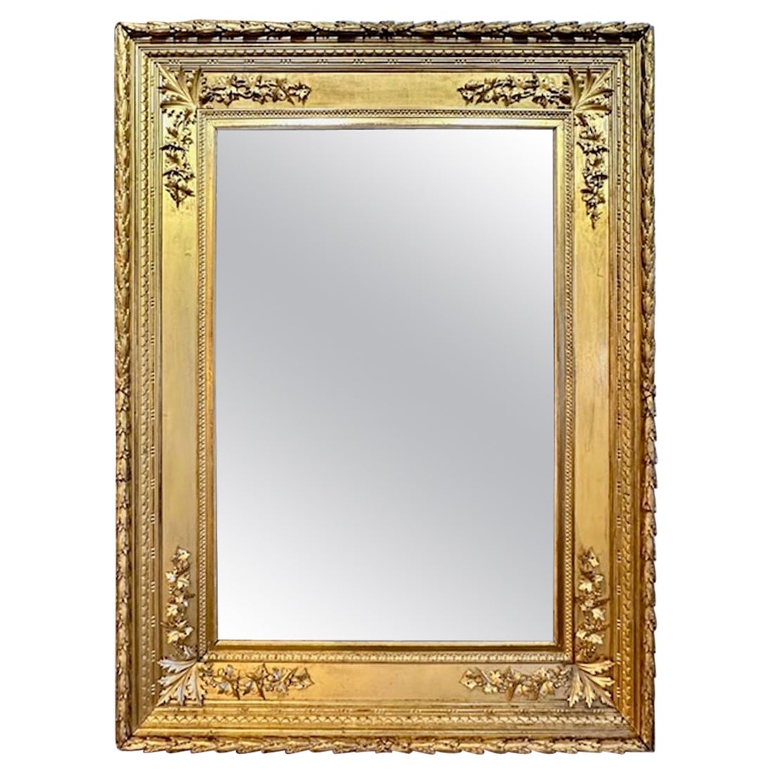 Miroir italien en bois doré en vente