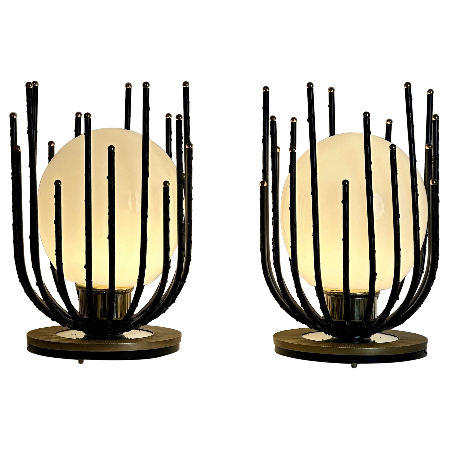 Paire de lampes de table brutalistes en fer noir, laiton et verre opalin de la fin du 20e siècle en vente
