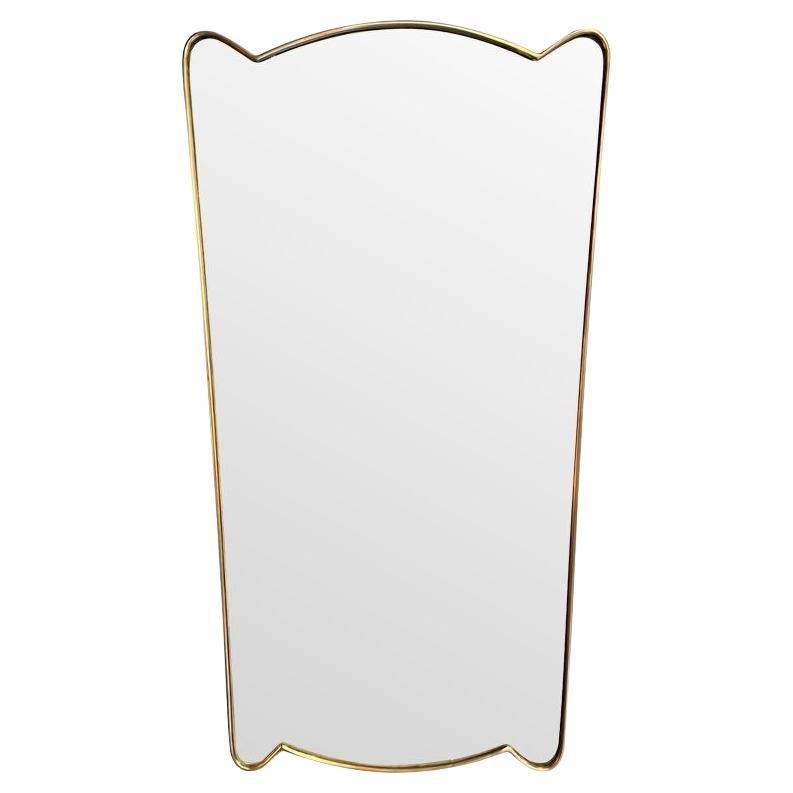 Ravissant miroir bouclier italien original des années 1950, de forme unique, avec dos en bois massif.