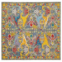 Tapis carré de style Oushak présentant un motif floral multicolore