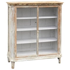 Armario francés pintado de mediados del siglo XIX con puertas de alambre de gallinero