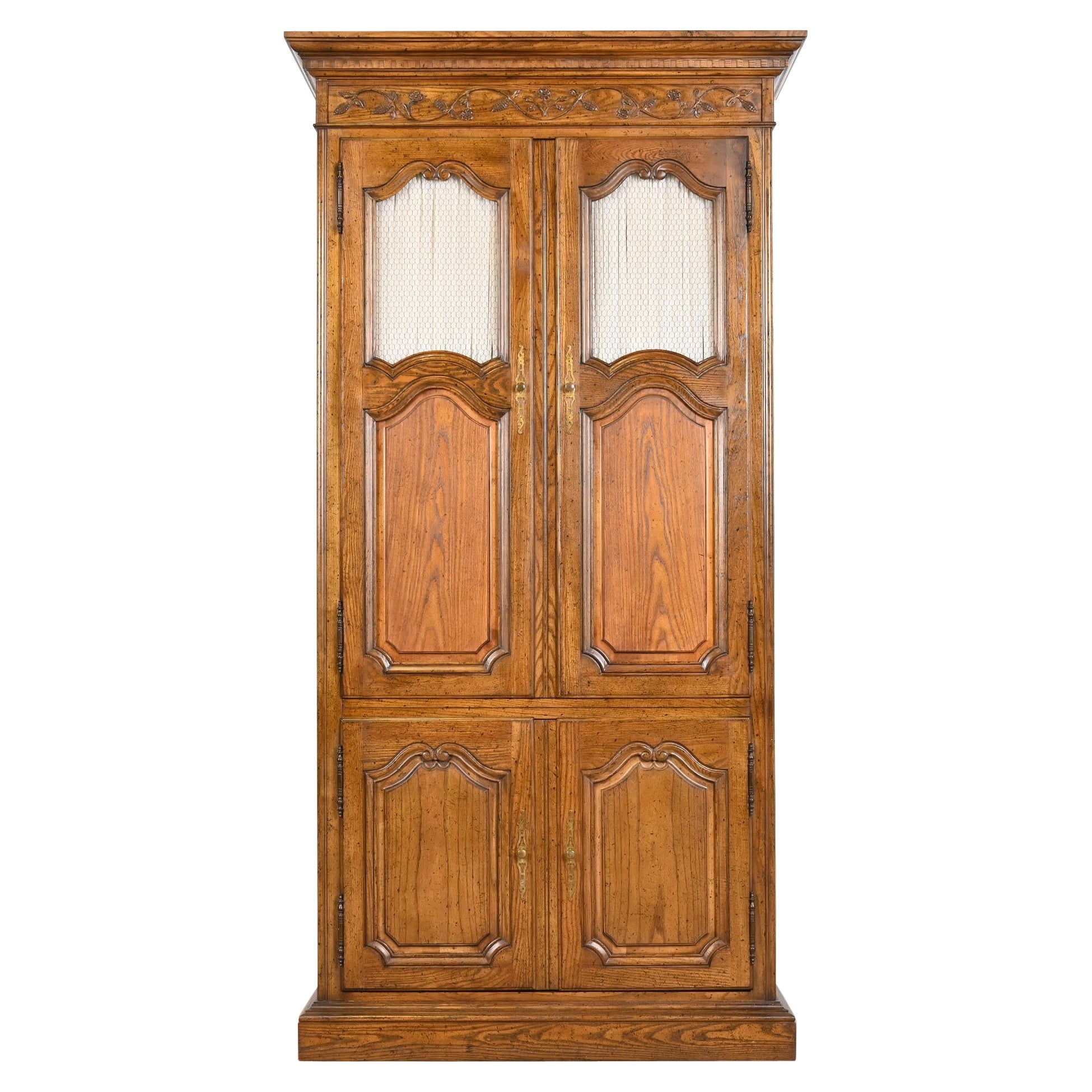 Baker Furniture commode ou presse-lin d'armoire provinciale française Louis XV en chêne en vente