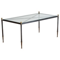 Table basse en acier et laiton avec plateau en verre et piétement en X, milieu du 20e siècle