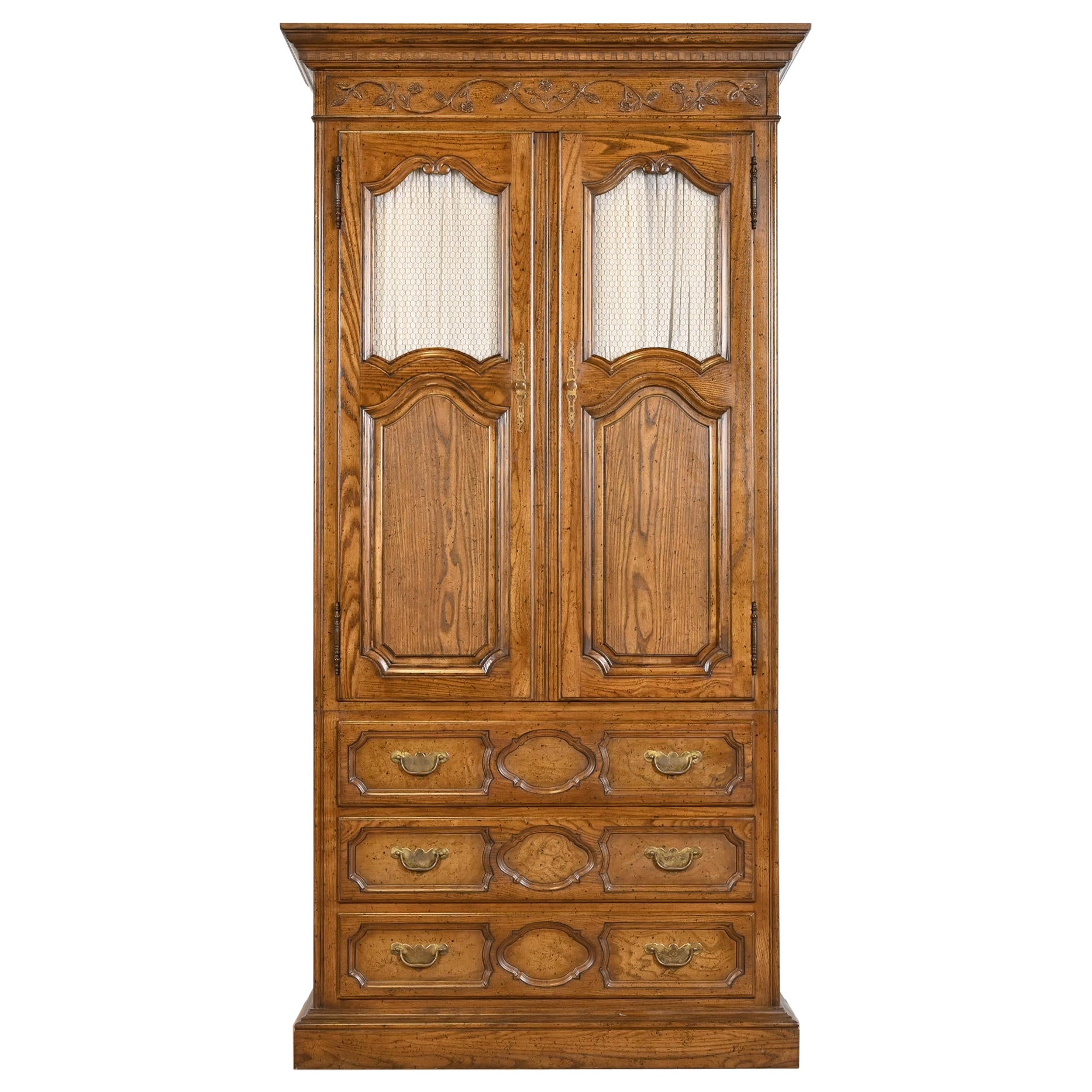 Baker Furniture commode ou presse-lin d'armoire provinciale française Louis XV en chêne en vente