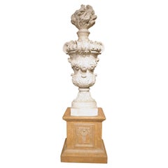 Große antike französische A Feu-Urne aus Gips auf Kunstmarmorsockel, 19. Jahrhundert