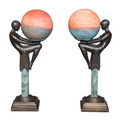 Moderne Art-Déco-Tischlampen mit figuralen Tänzern und Kunstglasschirmen, Art déco, Paar