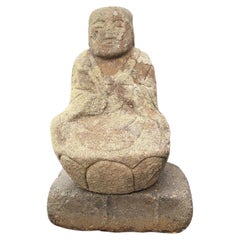 Bouddha assis japonais en pierre ancienne 