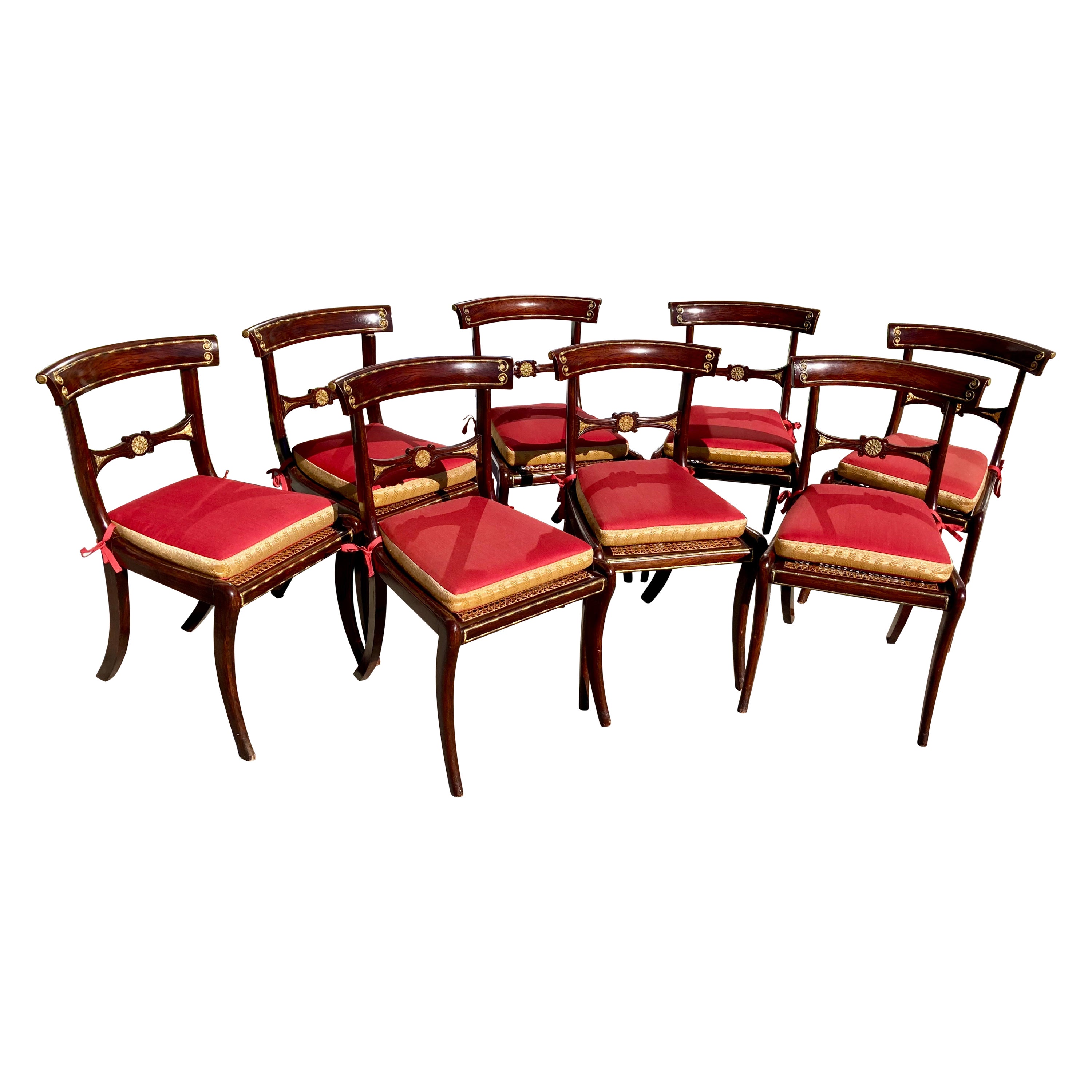 Satz von 8 Regency-Stühlen mit Goldbronze-Intarsien und roten Kissen und Goldmetall aus dem 19. Jahrhundert im Angebot