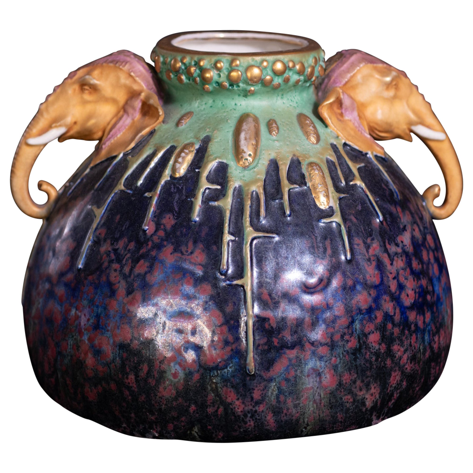 Jugendstil-Vase mit verschnörkeltem Elefantenkopfgriff im Jugendstil für RStK Amphora im Angebot