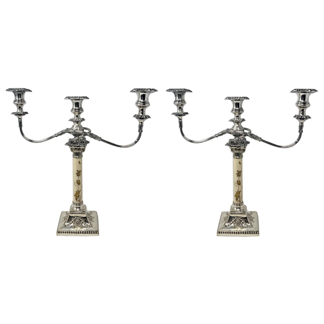 Paire de chandeliers anglais Aesthetic Movement en argent plaqué Circa 1950-60. en vente