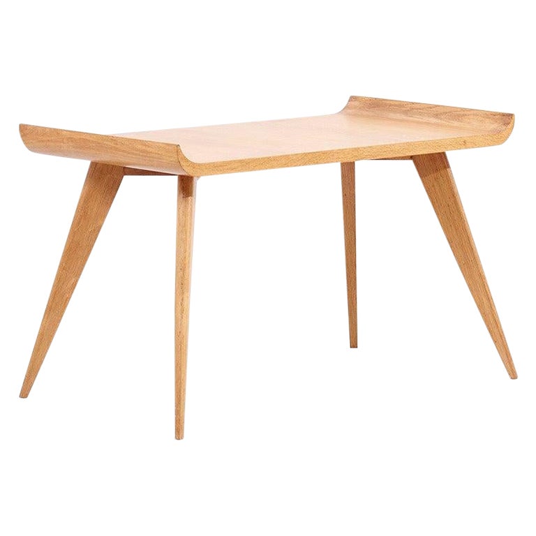 Table basse ou d'appoint pagode moderniste espagnole en chêne par Manuel Barbero 1953 en vente