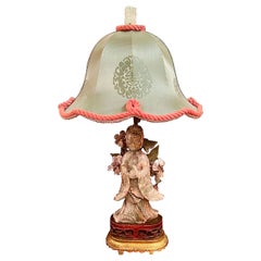 Lampe figurative ancienne en jadéite avec fleurs sur base en teck, vers 1910-1920.