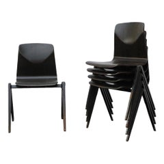 Sillas apilables industriales estilo Jean Prouve de mediados de siglo en tono espresso oscuro
