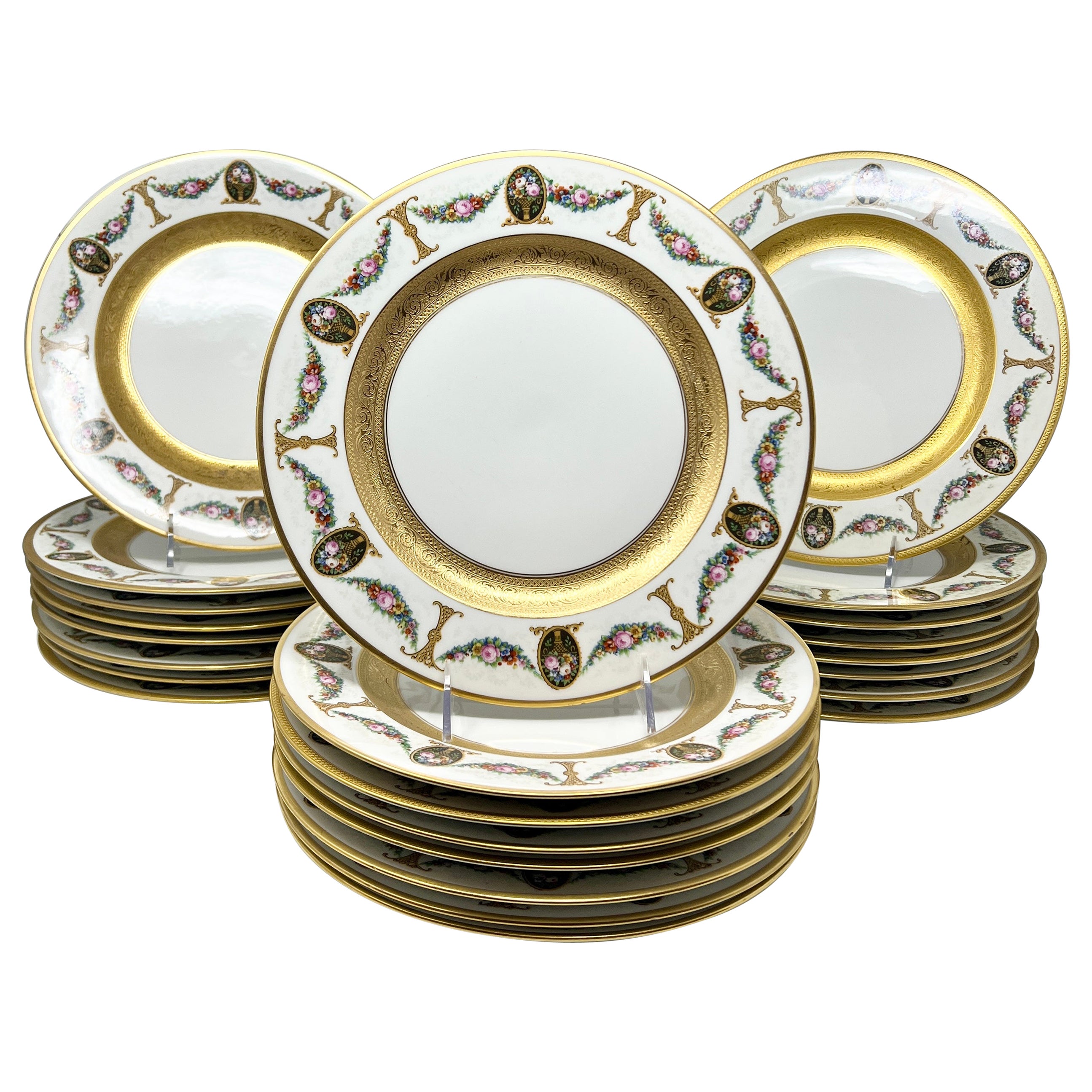 Ensemble de 24 assiettes plates anciennes bavaroises royales en porcelaine crème et or datant d'environ 1910