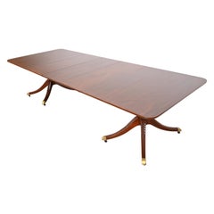 Table de salle à manger géorgienne à double piédestal en acajou de Baker Furniture, nouvellement revernie