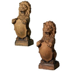Paar schottischer Terrakotta-Löwen mit Schild