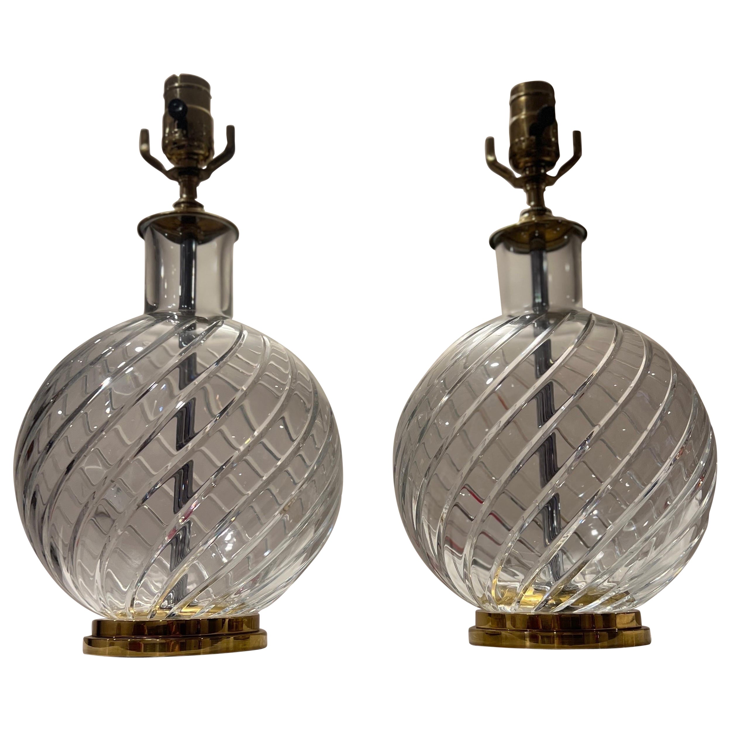 Paire de lampes de bureau vintage Baccarat Crystal "Cyclades" à motifs en vente