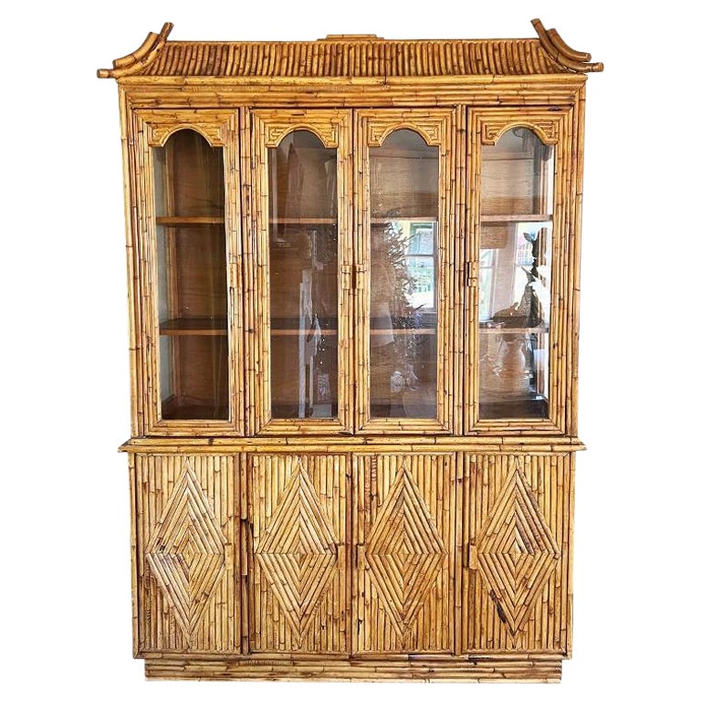 Armoire chinoiseries pagode en bambou avec portes en verre et tiroirs en bois en vente