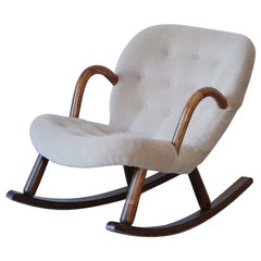 Rare fauteuil à bascule Arnold Madsen, nouvellement tapissé en alpaga, années 1950