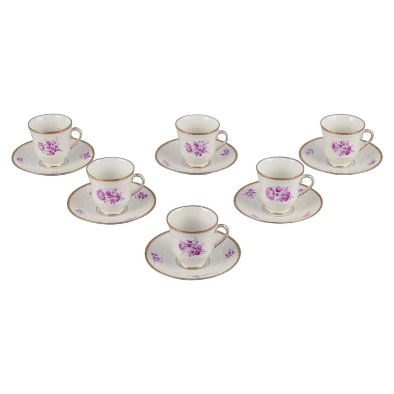 Bing & Grøndahl, Danemark. Six tasses demi-tasse avec soucoupes en porcelaine, années 1920