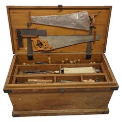  Coffre à outils et outils de menuisier en pin du 19e siècle  Le coffre est en pin.  
