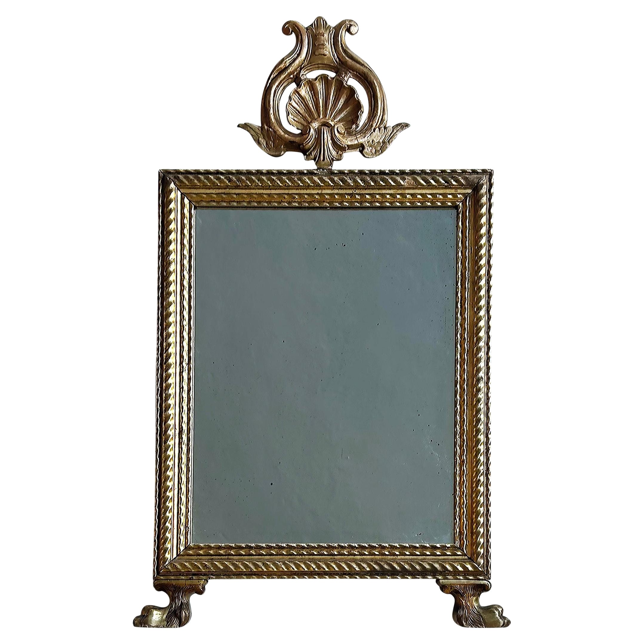 Antique Mirror da parete in legno dorato, corona di conchiglie intagliate, base con zampe pelose