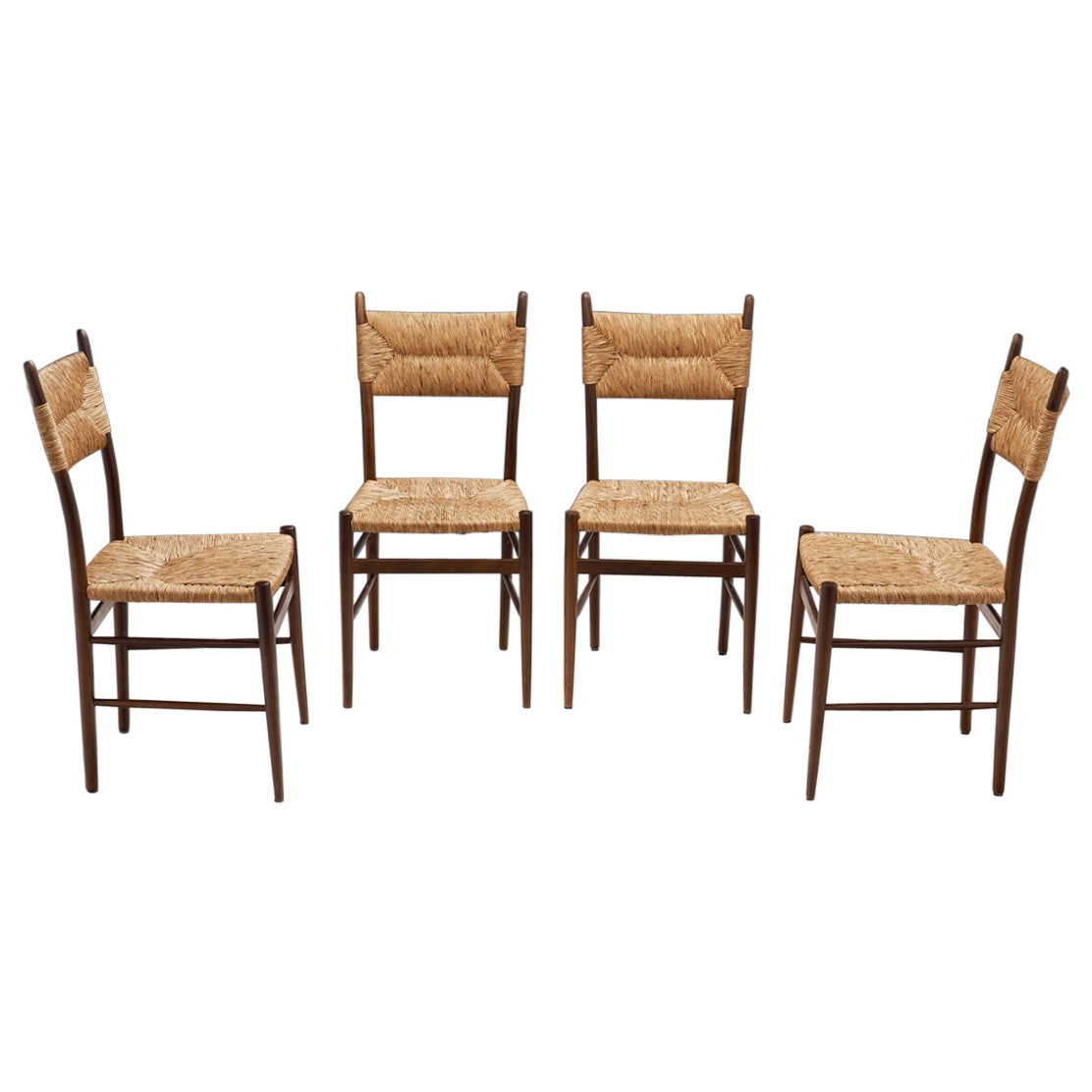 Ensemble de quatre chaises de salle à manger avec assise et dossier en paille tressée, Europe, vers 1950